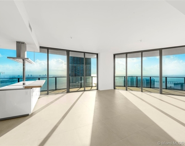 1000 Brickell Plz - Photo Thumbnail 1