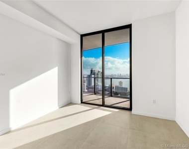 1000 Brickell Plz - Photo Thumbnail 9