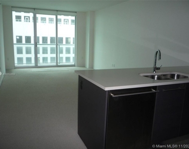 500 Brickell Ave - Photo Thumbnail 4