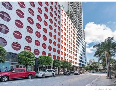 500 Brickell Ave - Photo Thumbnail 1