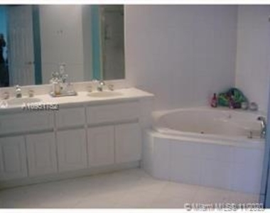 6301 Collins Ave - Photo Thumbnail 9