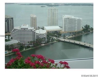 500 Brickell Ave - Photo Thumbnail 5