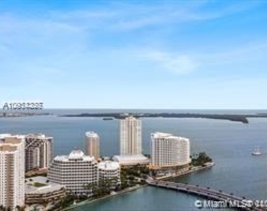 500 Brickell Ave - Photo Thumbnail 3