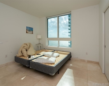 1900 N Bayshore Dr Apt 2914 - Photo Thumbnail 6