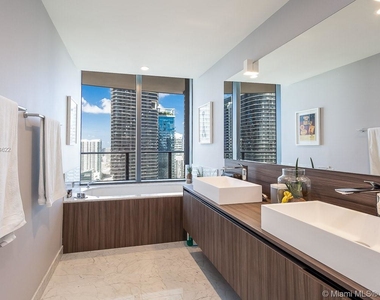 1000 Brickell Plz - Photo Thumbnail 10