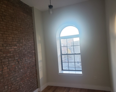 No brokers fee + Free Rent*Sunset Views, Very high Ceilings, Oversized windows, Laundry in the building, Roof deck, True 3 bedroom And 1.5 bath - Photo Thumbnail 2