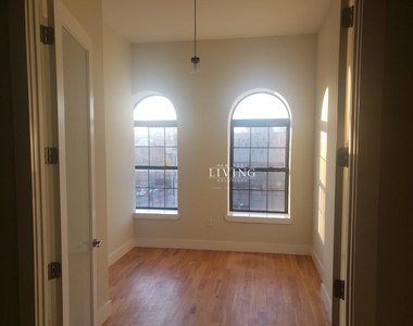 No brokers fee + Free Rent*Sunset Views, Very high Ceilings, Oversized windows, Laundry in the building, Roof deck, True 3 bedroom And 1.5 bath - Photo Thumbnail 1