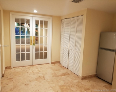 999 Brickell Bay Dr - Photo Thumbnail 2