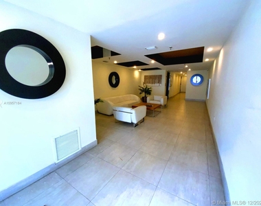 2924 Collins Ave - Photo Thumbnail 4