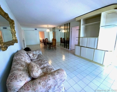 2924 Collins Ave - Photo Thumbnail 11