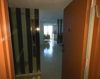 2924 Collins Ave - Photo Thumbnail 7