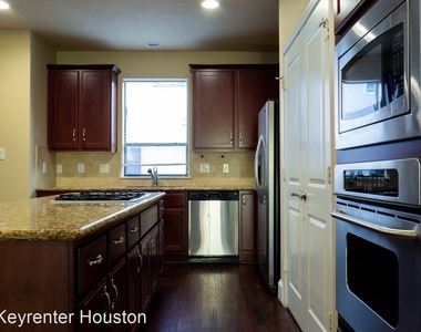 2704 Dallas Street - Photo Thumbnail 10