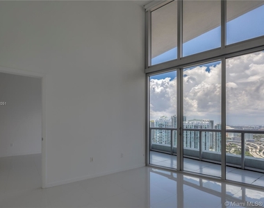 465 Brickell Ave - Photo Thumbnail 0