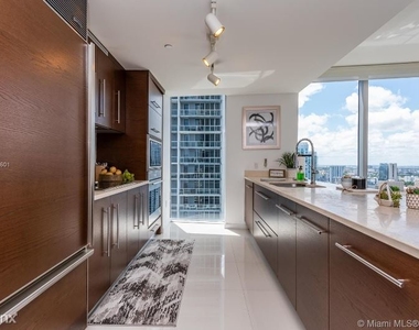 475 Brickell Ave - Photo Thumbnail 4