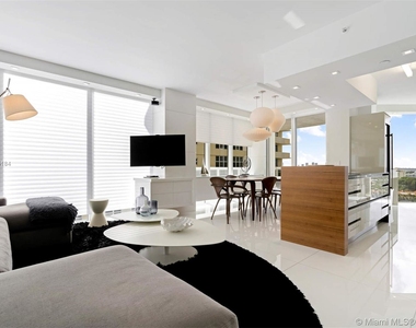 4775 Collins Ave - Photo Thumbnail 3