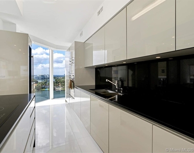 4775 Collins Ave - Photo Thumbnail 7