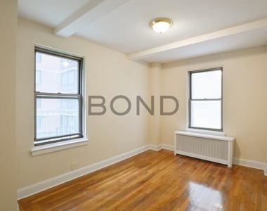 301 East 38th Street - Photo Thumbnail 4