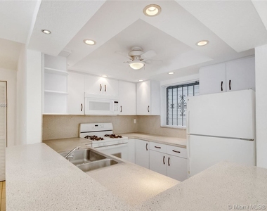 720 Collins Ave - Photo Thumbnail 1