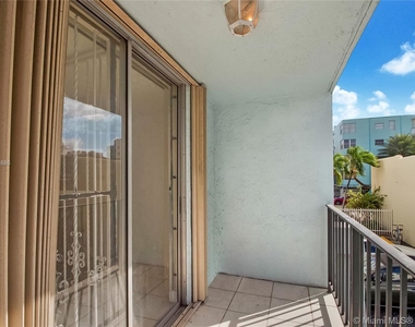 720 Collins Ave - Photo Thumbnail 10