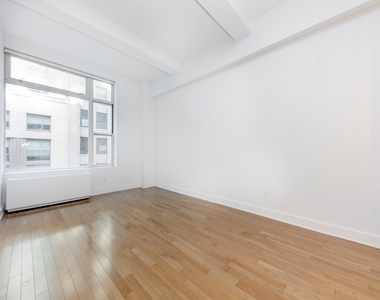 321 W 37th St - Photo Thumbnail 2