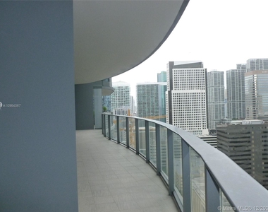 1000 Brickell Plz - Photo Thumbnail 4