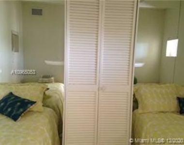 5005 Collins Ave - Photo Thumbnail 12