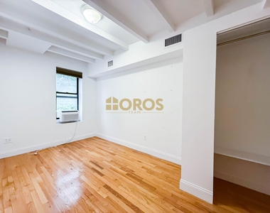343 East 10th Street - Photo Thumbnail 4