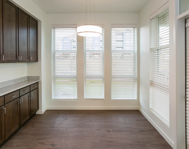 2311 Park Centre Dr - Photo Thumbnail 10