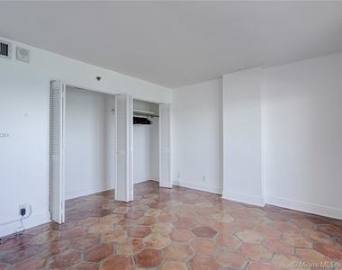 2401 Collins Ave - Photo Thumbnail 16