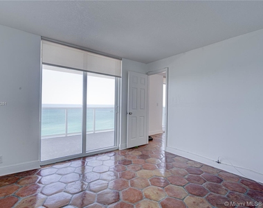 2401 Collins Ave - Photo Thumbnail 15