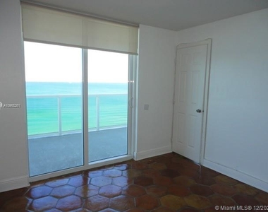 2401 Collins Ave - Photo Thumbnail 4