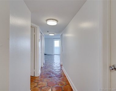 2401 Collins Ave - Photo Thumbnail 9