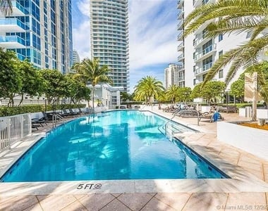 1060 Brickell Ave - Photo Thumbnail 10