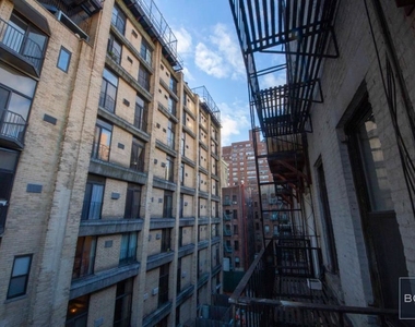 212 East 25th Street - Photo Thumbnail 2