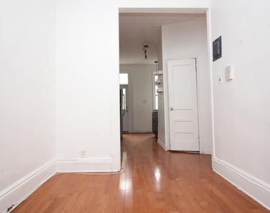 208 Huron Street - Photo Thumbnail 9