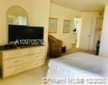 2555 Collins Ave - Photo Thumbnail 8