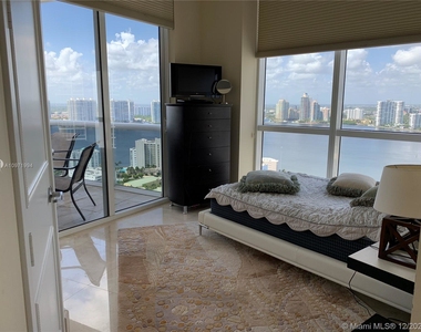 18101 Collins Ave - Photo Thumbnail 9