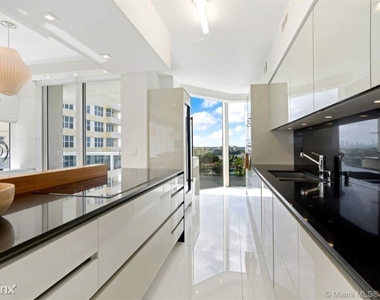 4775 Collins Ave - Photo Thumbnail 1