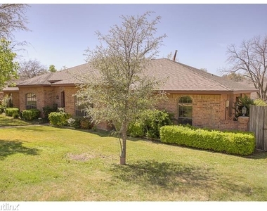 1417 Carriage Ln - Photo Thumbnail 0