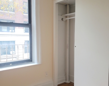 125 Washington Pl - Photo Thumbnail 5