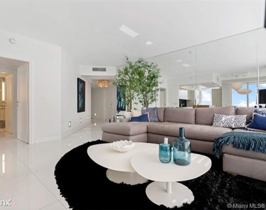 4775 Collins Ave - Photo Thumbnail 2