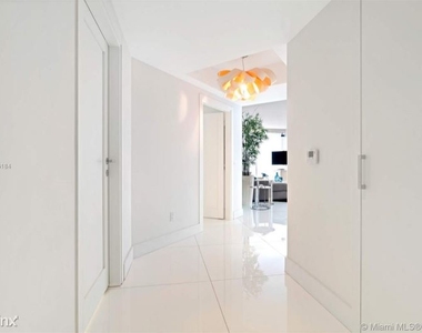 4775 Collins Ave - Photo Thumbnail 1