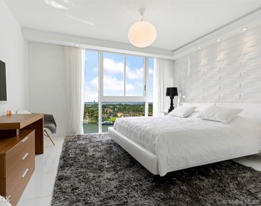 4775 Collins Ave - Photo Thumbnail 10