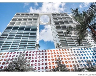 500 Brickell Ave - Photo Thumbnail 3