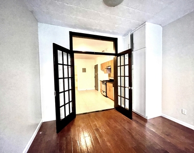 11TH Street. Bright 1BR apartment w/Laundry in unit, in the East Village - Photo Thumbnail 2