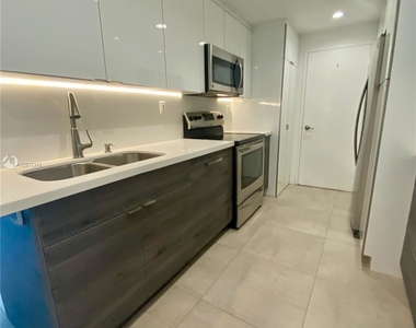 5401 Collins Ave - Photo Thumbnail 2