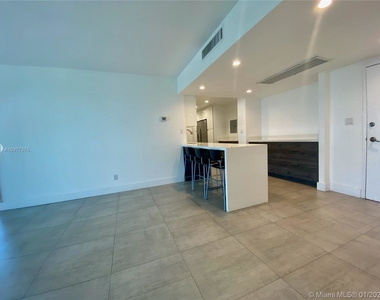 5401 Collins Ave - Photo Thumbnail 1