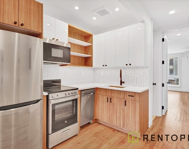 770 Lexington Avenue - Photo Thumbnail 1