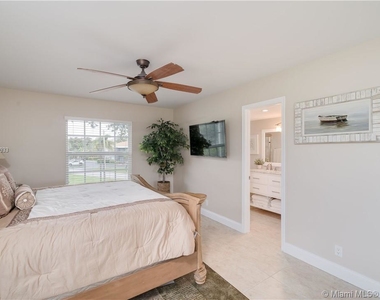 9001 Jacaranda Ln - Photo Thumbnail 8