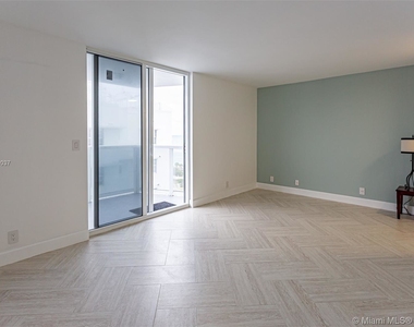 2401 Collins Ave - Photo Thumbnail 12